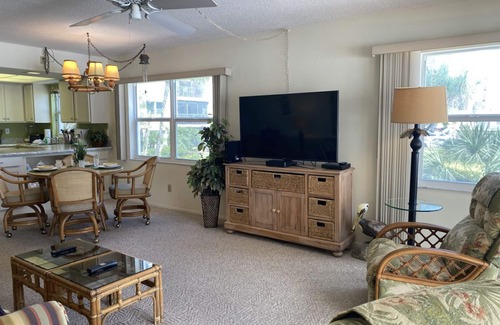 Fort Myers Beach Condo | Island House Beach Club 1B - Beautiful Beachfront Condo