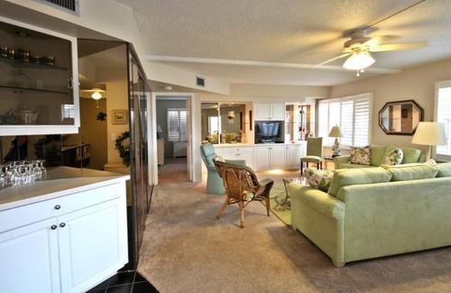 Fort Myers Beach House | Island House Beach Club 4A - Private condo with balcony