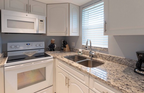 Marco Island Condo | Island Manor G-5 - Relax and enjoy your vacation in this lovely one bed room condo rental.