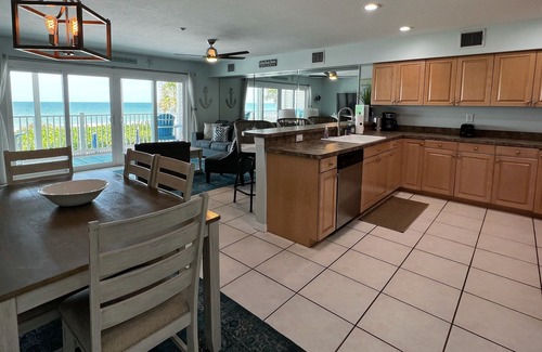 Indian Rocks Beach Condo | Island Sands- Beachfront on Indian Rocks Beach - Family Fav w/Pool!
