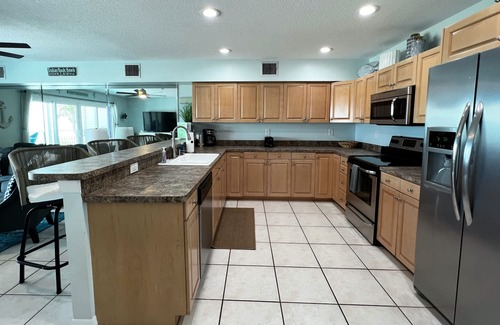 Indian Rocks Beach Condo | Island Sands- Beachfront on Indian Rocks Beach - Family Fav w/Pool!