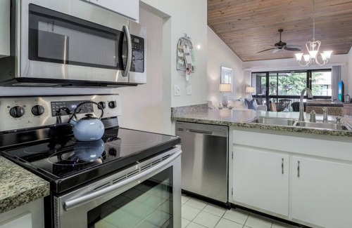 Marco Island Condo | Island-style condo w/ two heated pools & brief walk to beach