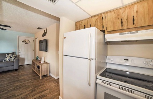 Indian Rocks Beach Apartment | Just 1 block from the sugar white sand beach. Charming 2 bedroom Beach suite with large private deck . Walk To Restaurants, Shops And The Beach