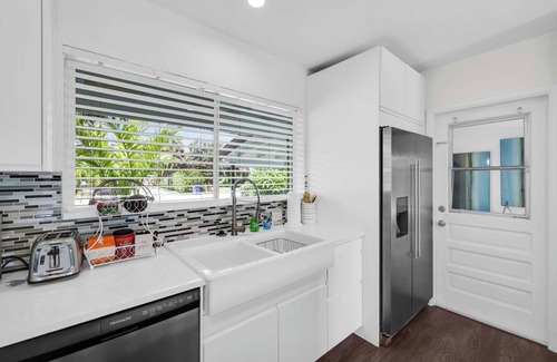 The Cove House | King Bed, Heated Pool, Hot Tub, BBQ, Putting Green