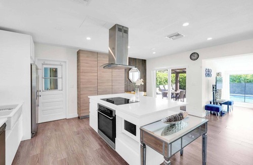 The Cove House | King Bed, Heated Pool, Hot Tub, BBQ, Putting Green