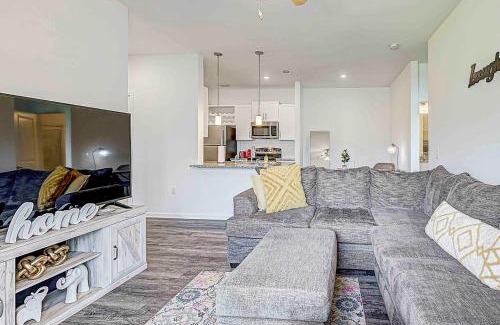 Orange Park Apartment | Lake View Suite - POOL, Pet frdly, Nr DTWN NasJax