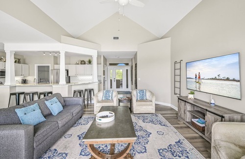 Sandestin Condo | Lake Views ~ Private Balcony ~ 6-Seat Golf Cart