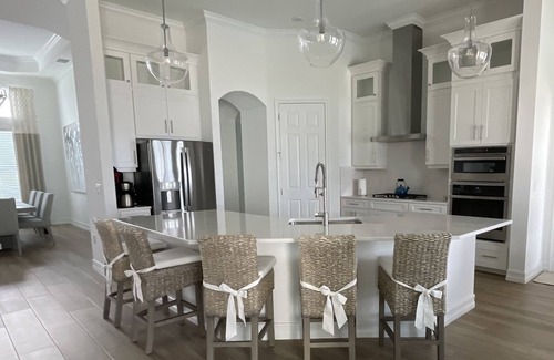 Biggar House | Lakefront Luxury Living
