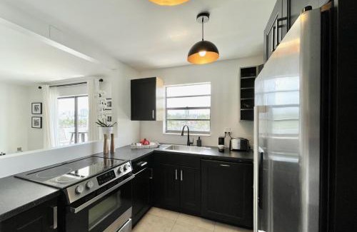 South Beach Apartment | Large 1 bedroom apartment with free private parking