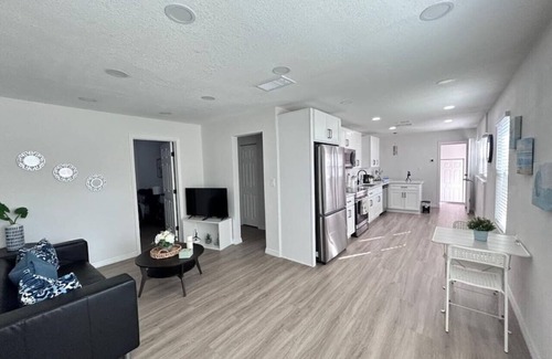 United Central House | Large 4 bedroom close to Beach and Downtown!