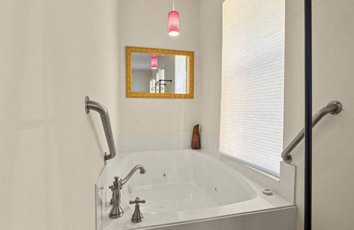 Painters Hill House | Large and Beautiful 9 Bed 8.5 Bath Home