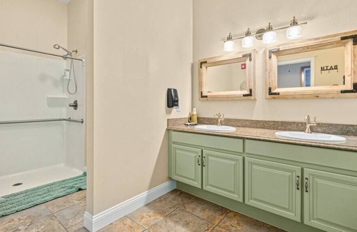 Painters Hill House | Large and Beautiful 9 Bed 8.5 Bath Home