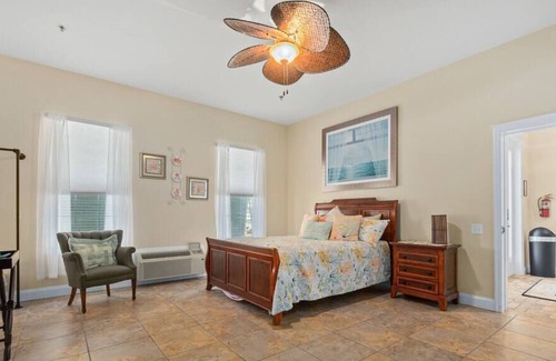 Painters Hill House | Large and Beautiful 9 Bed 8.5 Bath Home
