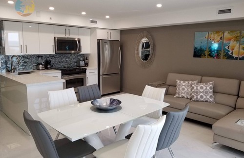 Seybold Apartment | Large Modern 4 Bedroom Beautiful Ocean Views-1003
