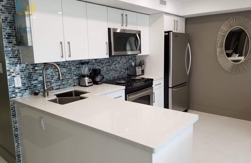 Seybold Apartment | Large Modern 4 Bedroom Beautiful Ocean Views-1003