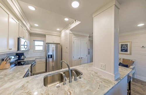 Sandestin Condo | Large Private Beach Access! Pickleball, Mini Golf, Basketball, Pools, Hot tub!