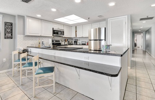 Madeira Beach Condo | LAST MINUTE DISCOUNT Oct 4-14. BEACH LOUNGES AND UMBRELLA SERVICE INCLUDED!