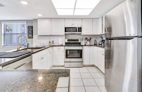 Madeira Beach Condo | LAST MINUTE DISCOUNT Oct 4-14. BEACH LOUNGES AND UMBRELLA SERVICE INCLUDED!