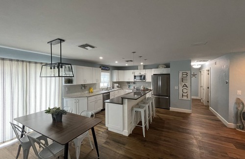 Naples Park House | Little Naples Cozy beach getaway