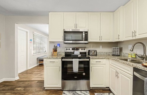 Naples Park House | Little Treasure House minutes from Beach & Mercato