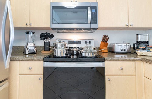 Coral Way Condo | Lovely 2/2 with king bed, Parking, Self Check In.