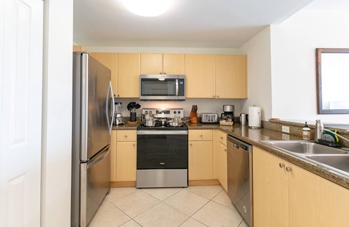 Coral Way Condo | Lovely 2/2 with king bed, Parking, Self Check In.