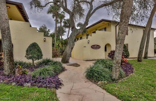 Seabreeze Historic District Apartment | Lovely 2 Bedroom 1 Bathroom Condo Minutes from the Beach