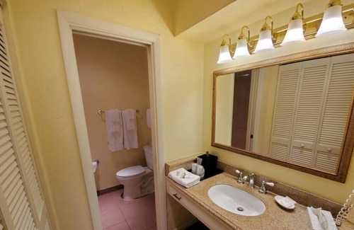 Crystal River House | Lovely Escape! Convenient Room with King Bed, Free Parking, Outdoor Pool
