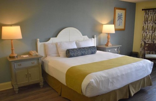 Crystal River House | Lovely Escape! Convenient Room with King Bed, Free Parking, Outdoor Pool