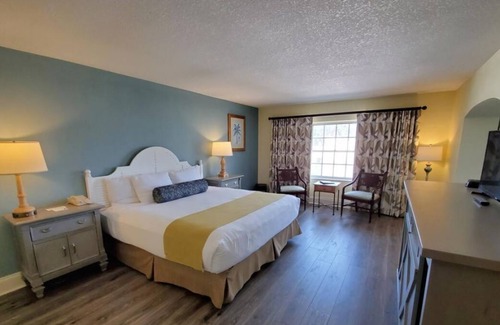 Crystal River House | Lovely Escape! Convenient Room with King Bed, Free Parking, Outdoor Pool