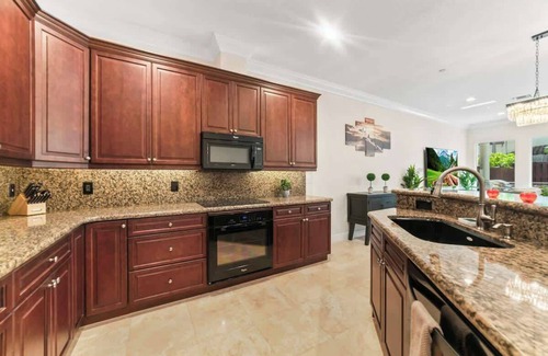 Coral Ridge House | Lux Home with Rooftop & Elevator, 2mi to Beach!
