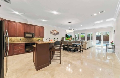 Coral Ridge House | Lux Home with Rooftop & Elevator, 2mi to Beach!