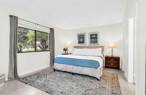 Palm Beach Gardens Apartment | Luxurious Golf Retreat Villa in PGA National!