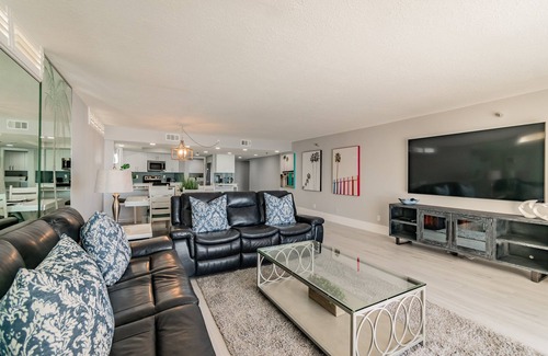 Madeira Beach Condo | Luxurious spacious Beachfront 2BR Condo with heated Pool and Spa Seaview #105