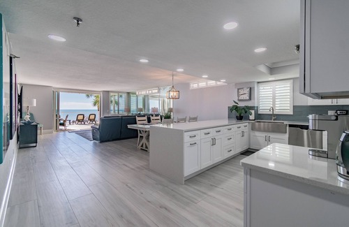 Madeira Beach Condo | Luxurious spacious Beachfront 2BR Condo with heated Pool and Spa Seaview #105