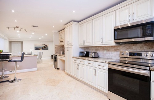 South Lake House | Luxury 5BR/3BA Villa Heated Pool near Hollywood Beach