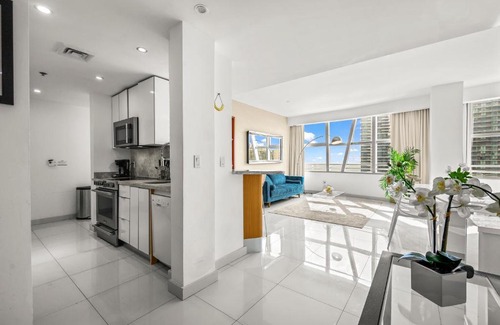 Brickell Apartment | Luxury Brickell Downtown Condo with balcony in Miami