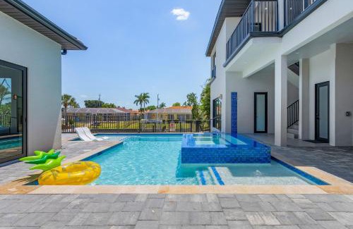 Yacht Club House | LUXURY - Close to Beach! - Pool Table, Heated Pool & Spa - Serenity Oasis - Roelens