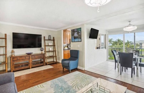 Jupiter Bay Condo | Luxury, Lake & Sunset Views, pool, 1/2mi to beach!