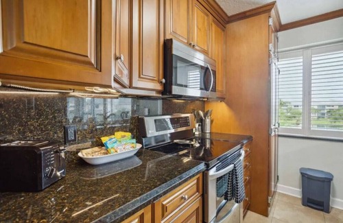 Jupiter Bay Condo | Luxury, Lake & Sunset Views, pool, 1/2mi to beach!