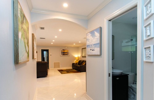 Dania Beach House | Luxury Modern Villa w/ Heated Pool by the Beach