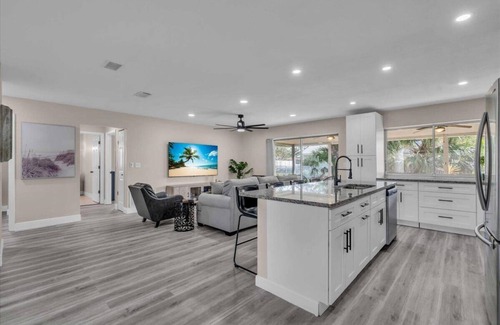 Gulf Gate Estates House | Luxury Short-Term Rental in Gulf Gate Woods – Minutes from Siesta Key!
