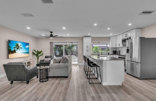Gulf Gate Estates House | Luxury Short-Term Rental in Gulf Gate Woods – Minutes from Siesta Key!