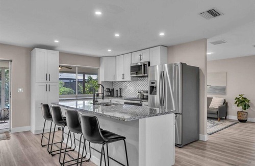 Gulf Gate Estates House | Luxury Short-Term Rental in Gulf Gate Woods – Minutes from Siesta Key!
