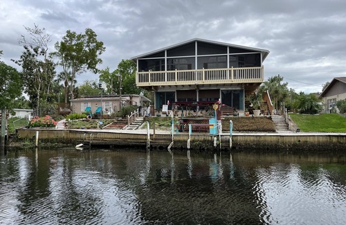 Weeki Wachee Gardens House | LUXURY WATERFRONT, KING SUITE & QUEEN SUITE, 3 full bathrooms, kayaks, modern