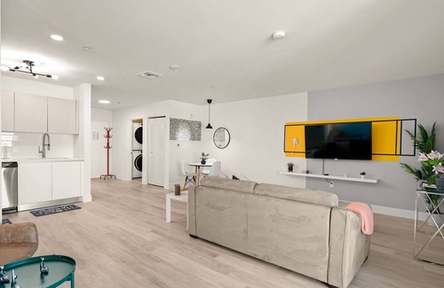 Ojus Apartment | Magical 1 Bedroom Apartment ☀️ Walk to Aventura Mall ☀️ Family Vacation ☀️ Pool
