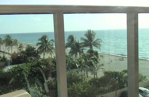 Hollywood South Central Beach Apartment | Magnificent ocean front studio in the Wave