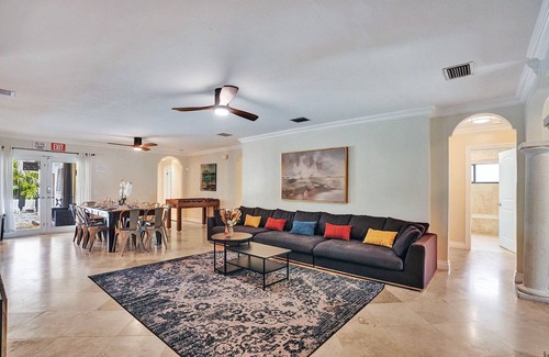 South Lake Villa | Magnificent Villa By The Lake Near Hollywood Beach & Boardwalk