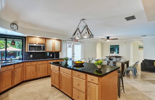 South Lake Villa | Magnificent Villa By The Lake Near Hollywood Beach & Boardwalk