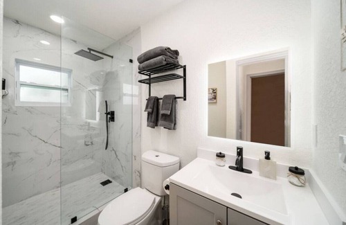 Victoria Park Apartment | Mango Lovers Zen Beach Retreat w/Hot Tub